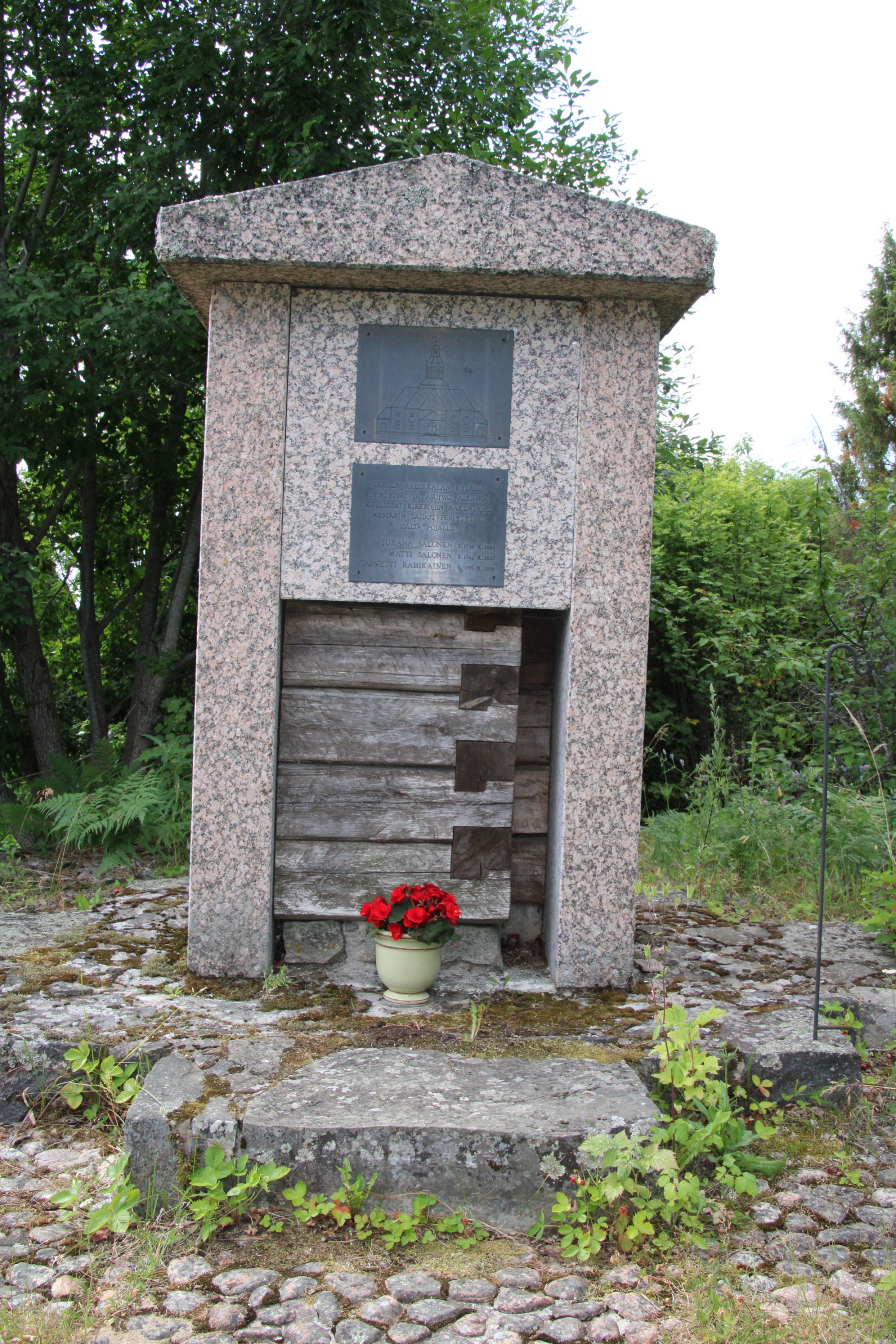 Kuvassa Kirkonrakentajien muistomerkki.